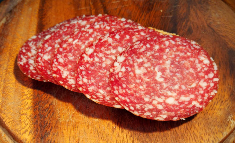 grobe hausmacher Salami mit Knoblauch (in Gramm) | Metzgerei und ...